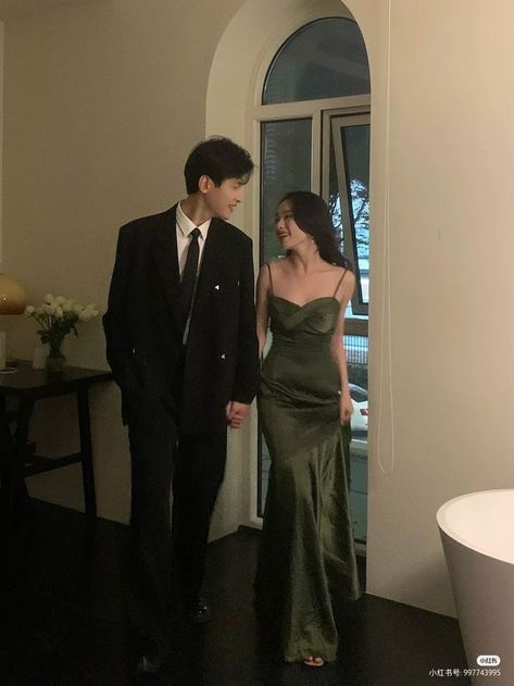 Dresses Satin Long, Green Long Prom Dress, Couple Prom, Mermaid Green, Prom Couples, Prom Poses, Dresses Satin, Mermaid Evening Gown, Prom Photos