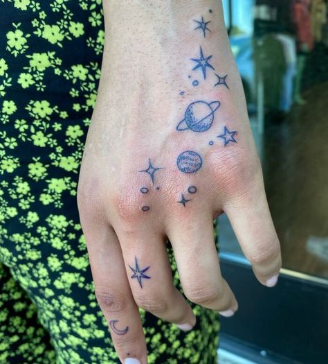 Do It Yourself Tattoo, Simple Hand Tattoos, Tato Dengan Makna, Tato Jari, Funky Tattoos, Hand And Finger Tattoos, Planet Tattoos, Sharpie Tattoos, Skeleton Hand Tattoo