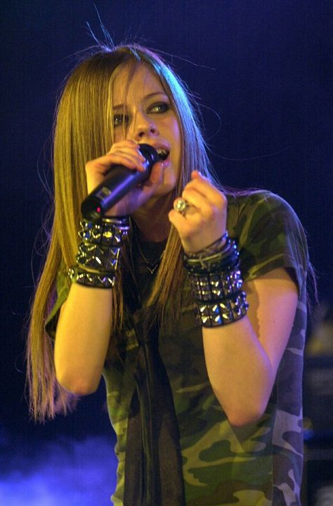 Amsterdam - 15 Julio - 02 - AvrilPix Gallery - The best image, picture and photo gallery about Avril Lavigne - AvrilSpain.Com Avril Lavigne 2002, Paparazzi Pics, Avril Lavigne Let Go, Avril Levigne, Cl Instagram, 2000s Punk, Avril Lavingne, Avril Lavigne Photos, Avril Lavigne Style