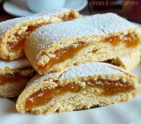 BISCOTTI PERFETTI DELLA NONNA ARROTOLATI dolce ripieno marmellata Perfect Biscuits, Biscotti Cookies Recipes, Italian Biscotti Recipe, Biscotti Biscuits, Pistachio Biscotti, Italian Cookie Recipes, Italian Bakery, Biscotti Cookies, Jam Cookies