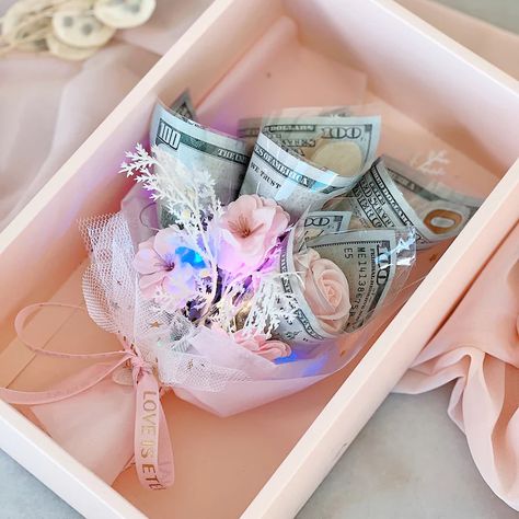 Money Birthday Cake, Dried Flowers Bouquet, Unique Handmade Gifts, Money Flowers, Personalised Gifts Diy, Money Bouquet, Gift Box For Men, Creative Money Gifts, Gift Box Birthday