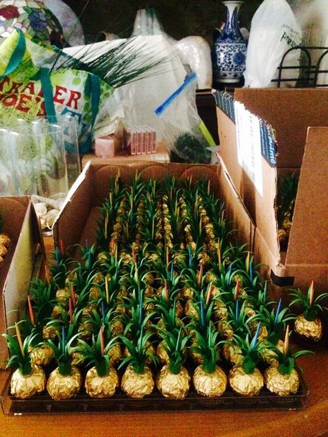 Ferrero Roche sweets turned into little pineapple favors Bridal Shower Food Table, Hawaii Wedding Ideas, Gender Neutral Party Themes, Pineapple Favors, Pineapple Centerpiece, Havana Nights Party, Luau Food, Tropical Centerpieces, Luau Baby Showers