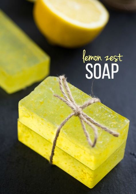 Lemon Zest Soap - Only three ingredients in this simple DIY! This Lemon Zest Soap smells fresh and clean and feels great on skin. Zest Soap, Easy Soap Recipes, Săpunuri Handmade, Lemon Soap, Homemade Soap Recipes, Shea Butter Soap, Glycerin Soap, Smell Fresh, Soap Bars