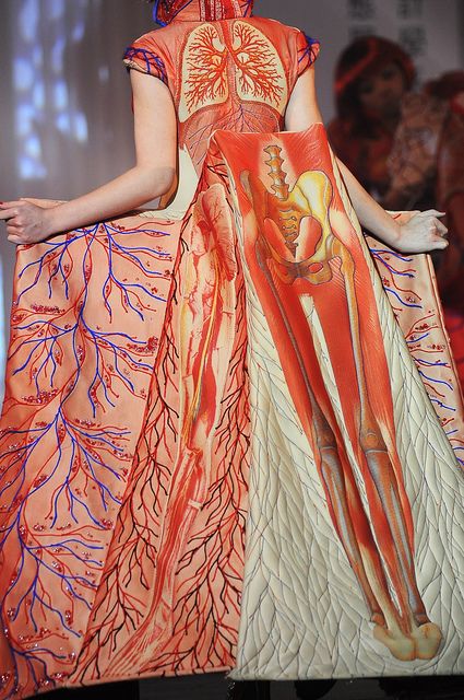 Anatomical couture - Clothing that says something about you literally... China Fashion Week, Fashion Friday, Student Fashion, The Human Body, Human Anatomy, Looks Style, Kilt, Looks Vintage, Kimonos