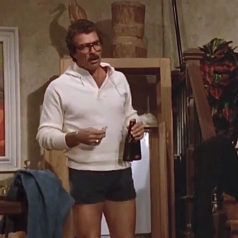 🌴 Magnum P.I. Look Book | S6E18 (1986) - Magnum’s choice in off-duty loungewear always makes for interesting analysis. The white knit henley hoodie and black shorts… | Instagram Jesse Stone, Henley Hoodie, Magnum Pi, Tom Selleck, Tool Belt, Look Book, Short Shorts, 80s Fashion, The Prestige