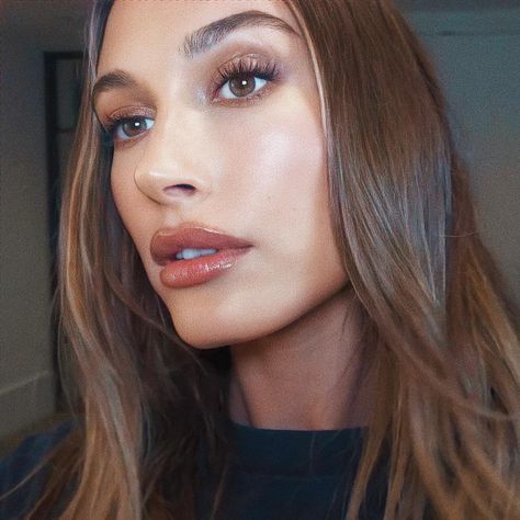 Hailey Baldwin Makeup, Vogue Lifestyle, Dewy Makeup, Smink Inspiration, Vogue Beauty, Kiss Makeup, Hailey Baldwin, Hailey Bieber, Pretty Makeup