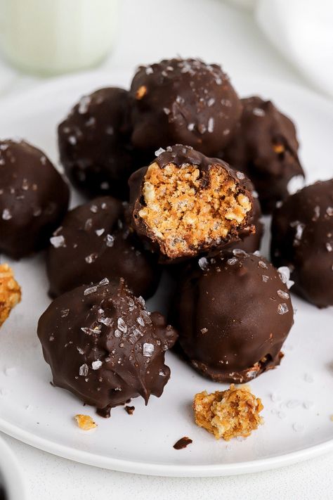 Protein Peanut Butter Crunch Balls (No-Bake Recipe) Healthy Peanut Butter Balls, Peanut Butter Rice Krispies, Protein Peanut Butter, Peanut Butter Energy Balls, Protein Ideas, Rich Recipes, Calming Art, Healthier Snacks, Butter Crunch