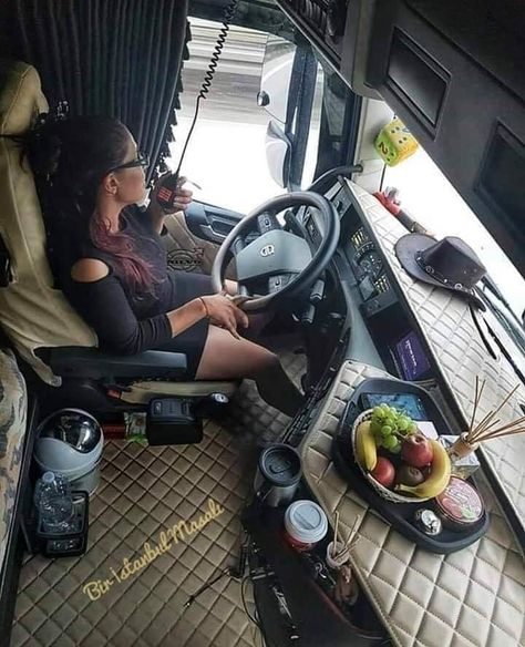 Female Truck Driver, Semi Trucks Interior, Truck Dispatcher, Women Truck Driver, Female Trucks, Truck Living, Truk Besar, Freightliner Trucks, Future Trucks