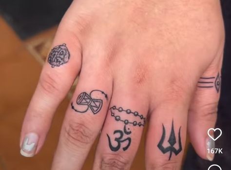 Lord Shiva Hand Tattoo, Shiva Hand Tattoo, Lord Shiva Hand, Shiva Hand, Tattoo Machine Art, Tattoo Planet, Aztec Tattoo Designs, Finger Henna Designs, Machine Art