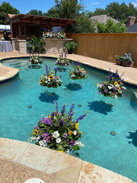 Swimming Pool Flower Decoration, Pool Floral Decor, Swimming Pool Decorations Party, Pool With Flowers, Floral Pool Party, Flowers In Pool, Floating Pool Flowers, Bridal Shower Bbq, Backyard Wedding Pool