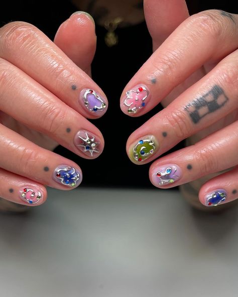 Rebecca Ramsdale | Airbrush & chrome for @justinemaediaz 💗 inspo @ysn__nails | Instagram Maximalist Short Nails, Short Colorful Nails, Short Maximalist Nails, Colorful Gel Nails, Short Nail Designs Gel, Short Nails Art Ideas, Airbrush Nail, Junk Nails, Mens Nails