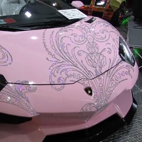 Fairy Car Decorations, Girly Cars Vehicles, Y2k Car Accessories, Mcbling Car, Dream Car Aesthetic, Pink Hellcat, Pink Car Decor, Y2k Cars, Muzică Rock