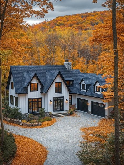 Vermont Country House, Houses In Vermont, Angie Bellemare House, Cozy House Design Exterior, Modern Old House, Cottage Modern House, Cottage In The Woods Aesthetic, Beautiful Small Houses, Lake Cottage Exterior