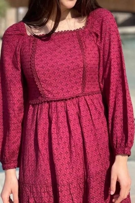 Beautiful short frock stitching style New Short Frock Design 2023, Short Frock Neck Design, Frock Neck Designs For Women, Pakistani Neck Designs, Pakistani Girls Dresses, Dress Stitching Ideas, Frock Stitching, Law Outfits, Pakistani Frocks