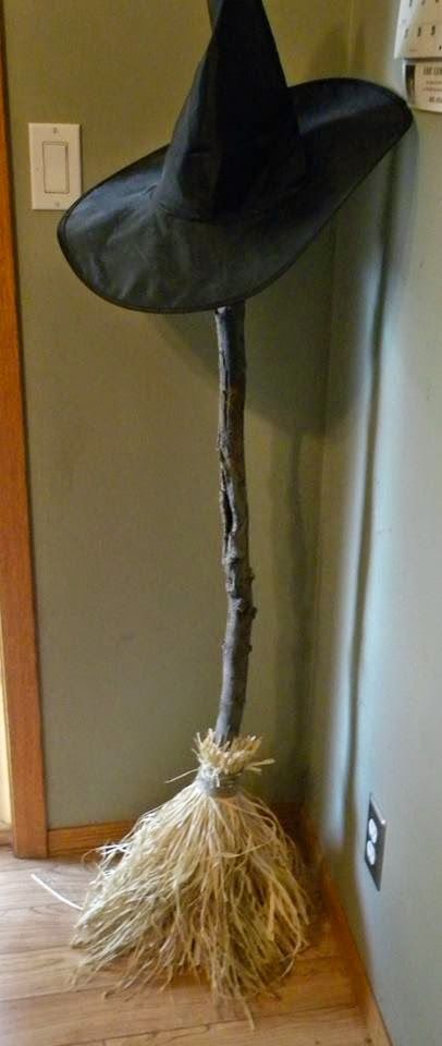 Ghoulies and goblinsies (gobli?) – Halloween is nearly upon us, but I’ve got the quickest and easiest tutorial of them all. What’s a witch without her broom? Probably stuck trying… Make Witches Broom, Diy Halloween Door Decor, Decorative Witches Broom, Homemade Witches Broom, Witch Broomstick Diy, Fall Broom Decoration, How To Make A Witches Broom Diy, Witches Broom Diy, Witch Broom Diy