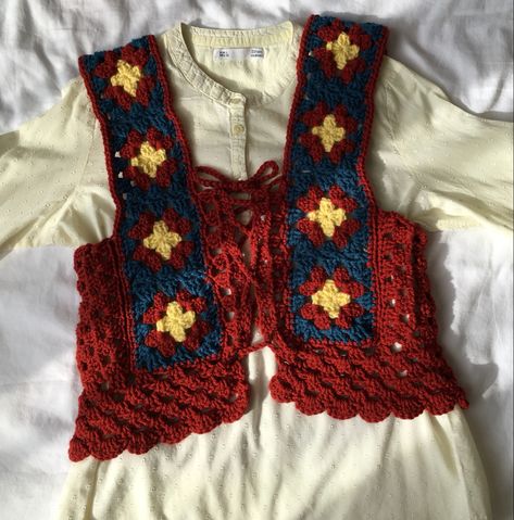 Crochet For Hot Weather, Crochet Office Wear, One Hour Crochet Projects Free Pattern, Cottagecore Crochet Ideas, 70s Crochet Patterns, Cottage Core Crochet, Crochet Granny Square Vest, 60s Crochet, Crochet Vest Outfit