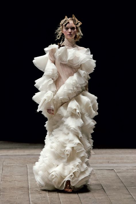 Widows of Culloden, autumn/winter 2006–7, McQueen. Alexander Mcqueen Aesthetic, Alexandra Mcqueen, Alexander Mcqueen Couture, Alexander Mcqueen Runway, Alexander Mcqueen Savage Beauty, Gemma Ward, Savage Beauty, Archive Fashion, Crazy Outfits