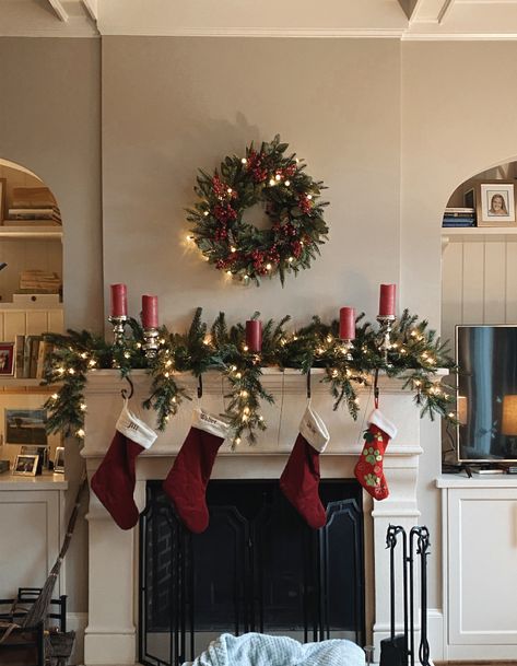 Christmas Decor Chimney, Christmas Decor Ideas Chimney, Window Seal Christmas Decor, Chimney Decor Christmas, Fireplace Mantel Decorating Ideas For Christmas, Cozy Christmas Home Decor, Christmas Decor Ideas For Living Room Fireplaces, Christmas Chimney Decoration, Traditional Christmas Tree Decor Ideas