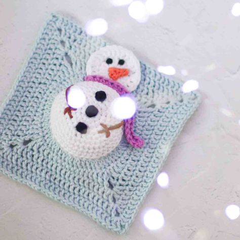 Christmas Granny Square, Motifs Granny Square, Crochet Wreath, Snowman Pattern, Crochet Christmas Gifts, Christmas Squares, Crochet Snowman, Crochet Bunny Pattern, Snowmen Patterns