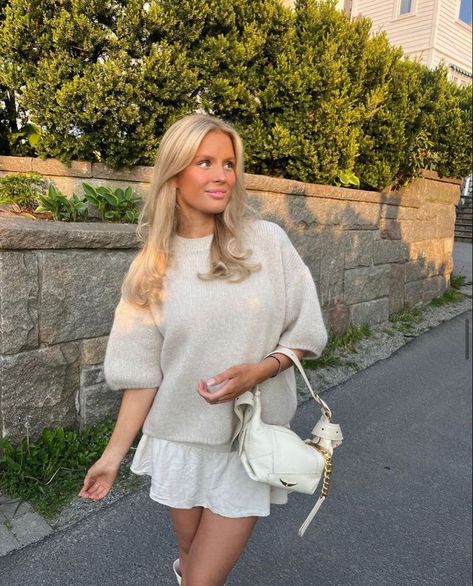 Scandinavian Fashion Summer, Look Legging, Swedish Girls, Skirt Outfits Fall, Estilo Indie, Skandinavian Fashion, Chique Outfits, Scandinavian Fashion, Looks Party