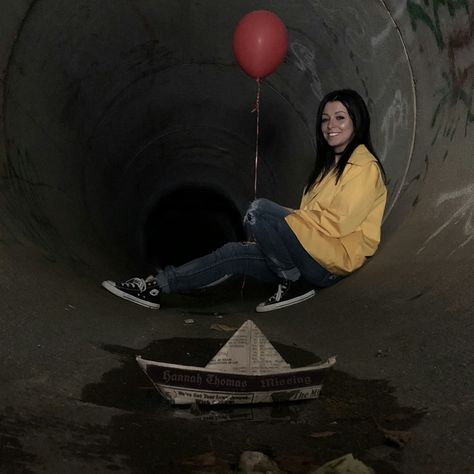 Halloween Movie Photoshoot, Apocalypse Photoshoot Ideas, Horror Senior Pictures, Horror Movie Photography, Horror Movie Photoshoot Ideas, Spooky Senior Pictures, Halloween Senior Pictures, Pennywise Photoshoot, Horror Movie Photoshoot