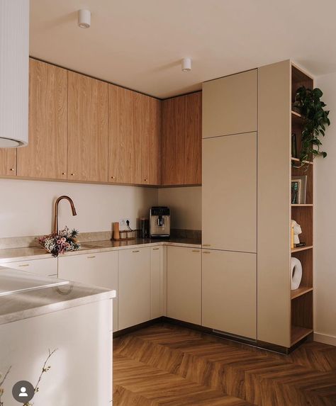 Kitchen Side Panel, Small Kitchen Minimalist Design, Small Oak Kitchen, Square Small Kitchen, L Kitchen Ideas, Light Kitchen Ideas, Brown Floor Kitchen, White And Wooden Kitchen, Warm Minimalist Kitchen