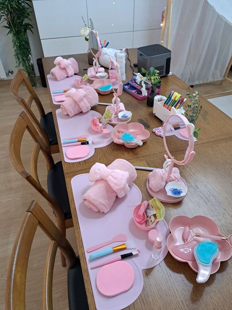 Ladies Spa Day Party, Spa Party Activities, Spa Sleepover Party, 12th Birthday Party Ideas, Birthday Sleepover Ideas, Slumber Party Birthday, Kids Spa Party, Pijama Party, Girly Birthday Party