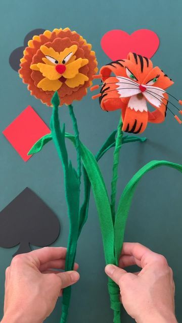 Alice Wonderland Decoration, Felt Alice In Wonderland, Alice In Wonderland Flowers Diy, Alice In Wonderland Caterpillar Diy, Alice In Wonderland Crafts Diy, Unbirthday Party Ideas, Alice In Wonderland Mushrooms, Disney Craft Ideas, Flowers From Alice In Wonderland