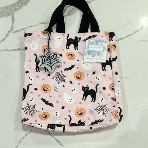 Cute Pink Canvas Bag With Halloween-Themed Print. Features Black Cats, Pumpkins, Ghosts, And Spider Webs. Perfect For Treats. Shabby Chic Bags, Shabby Chic Pink, Spider Webs, Pink Canvas, Halloween Bags, Pink Halloween, Chic Pink, Black Cats, Treat Bags