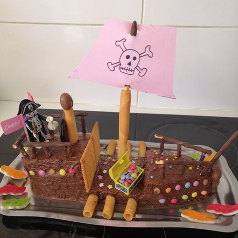 Gâteau pirate, recette pour enfants en vidéo par Chefclub Kids | chefclub.tv Pirate Ship Cakes, Kitkat Cake, Kind Bars, Pirate Cake, Party Food And Drinks, Pirate Birthday, Pirate Party, Birthday Cake Decorating, Birthday Cake Kids