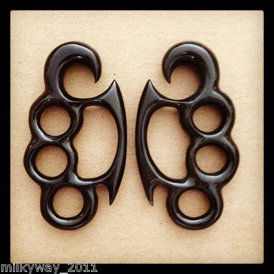 brass knuckles gauges Pretty Plugs, Tapers And Plugs, Ear Gauge, Retro Typewriter, Knuckle Duster, Cool Piercings, Piercing Inspo, Jewelry Piercing, Piercings Jewelry