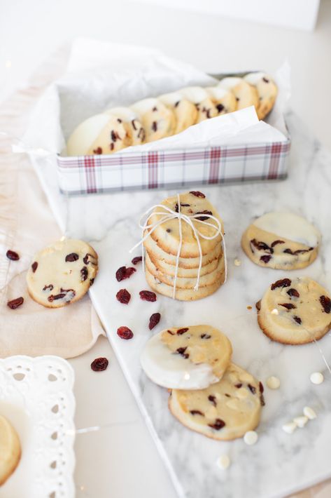 Single Serve Cookie, Cranberry Shortbread Cookies, Cranberry Shortbread, Holiday Entertaining Food, Cranberry White Chocolate, White Chocolate Cranberry Cookies, Sweat Treats, Chocolate Shortbread Cookies, Chocolate Slice