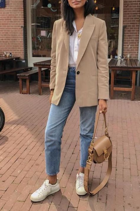 Beige And Denim Outfit, Blue Denim Outfits, Beige Top, Jeans Outfits, Less Is More, Denim Outfit, Work Fashion, Dress Code, Dress Codes