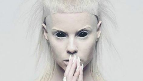 15 Ways To Be Zef In South African Street Style Die Antwoord Yolandi, African Street Style, Yolandi Visser, Free Download Pictures, Die Antwoord, Music Wall, Drawing Images, Dark Beauty, Bruce Lee