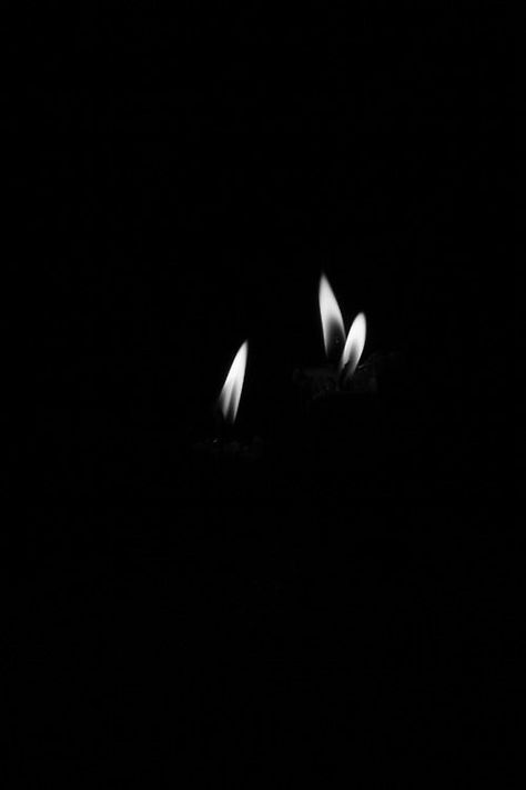 Candles In The Dark, Dark Photography, Black White Photos, Black N White, Bw Photo, Pics Art, Black Magic, Shades Of Black, Blog Photo