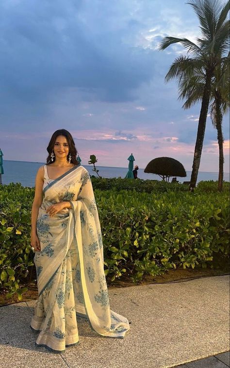 Aesthetic Indian Look, Sari Outfits Modern, North Indian Wedding Guest Saree Look, Saree Looks Aesthetic, Indian Sari Aesthetic, Desi Look Aesthetic, Indian Sari Dress Traditional, Saree Party Look, Desi Saree Look