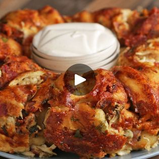 7.7M views · 64K reactions | Garlic Knot Chicken Alfredo Ring | This garlic knot chicken alfredo ring is all your favorite flavors in finger-food form 😍! FULL RECIPE:... | By Tasty | Facebook Garlic Knot Chicken Alfredo Ring, Chicken Alfedo, Garlic Knot, Garlic Knots, Chicken Alfredo, Garlic Bread, Finger Food, Alfredo, Finger Foods