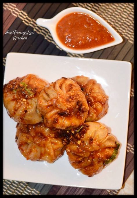 Pan Fried Momos Fried Momos Recipe, Pan Fried Momos, Chicken Momo Recipe, Fried Momos, Momo Food, Spicy Chutney, Dumpling Recipes, Indian Fast Food, Snacks Dinner