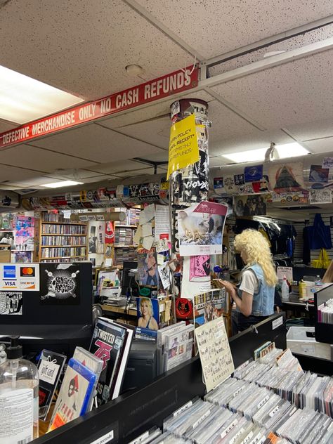 New York Record Store, Nyc Punk Aesthetic, Nyc Record Store, Nyc Artist Aesthetic, New York Artist Aesthetic, Soho Nyc Aesthetic, Nyc Aesthetic Outfit, New York Grunge, Nyc Student