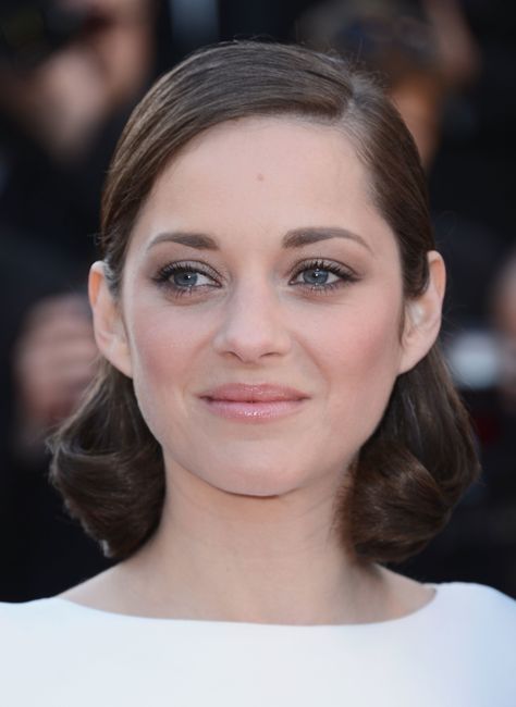 Marion Cotillard Hair, Bridal March, Red Carpet Makeup, Cannes Red Carpet, Celebrity Makeup Looks, Carey Mulligan, Glamorous Hair, Marion Cotillard, Tight Curls