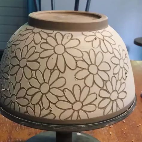 Clay Bowl Carving Ideas, Scrifito Ceramics, Sgraffito Designs Flowers, Scraffito Designs Simple Bowl, Sgrafito Ceramics, Ceramics Scrafitto, Mishima Designs, Scrafito Ideas, Sgraffito Designs Easy