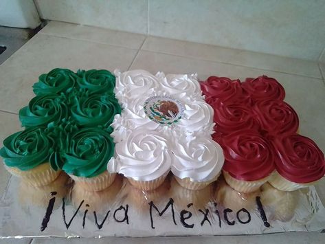 Flag Cupcakes, Mexican Flag Colors, Finger Food Desserts, Mexican Cake, Heritage Day, Mexican Flag, Mexican Flags, Anime Food, Mexican Party