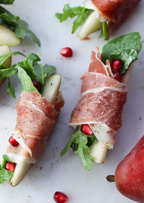 Prosciutto Wrapped Pears, Holiday Appetizers Christmas, Prosciutto Wrapped, No Cook Appetizers, Appetizers For A Crowd, Appetizers Easy Finger Food, Finger Foods Easy, Thanksgiving Appetizers, Holiday Appetizers