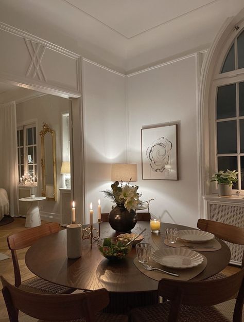 Dining Room Apartment Aesthetic, Classic Home Interiors Living Rooms, Cozy Dining Room Aesthetic, Dinningroom Style, Apartment Inspiration Aesthetic, Appartement Aesthetic, Dining Table Aesthetic, Aesthetic Dining Room, Dining Room Aesthetic