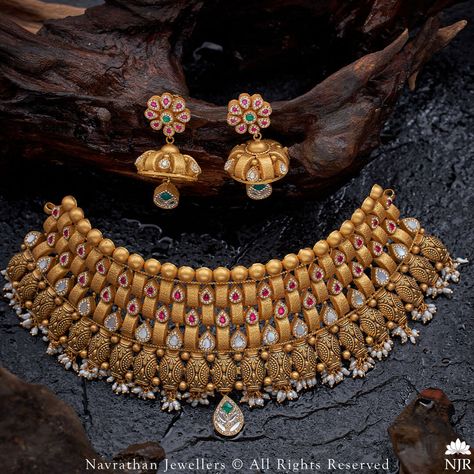 Moti Necklace, Kundan Jewellery Bridal, Antique Necklaces Design, Gold Jewelry Outfits, Choker Necklace Designs, New Gold Jewellery Designs, Antique Necklaces, Fancy Jewelry Necklace, Modern Gold Jewelry