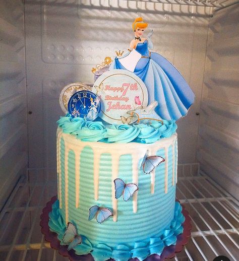 Cinderella Birthday Cake Buttercream, Birthday Cake Cinderella, Simple Cinderella Cake, Cinderella Birthday Cake Ideas, Cinderella Cake Design, Cinderella Cake Ideas, Cinderella Theme Cake, Kue Disney, Cinderella Cake Designs