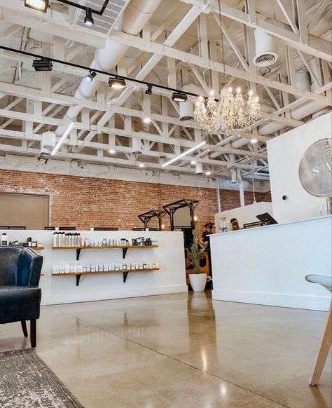 Open Salon Layout, Salon Lighting Ideas, Hair Suite, Salon Board, Industrial Loft Design, Dream Salon, Salon Lighting, Hair Salon Interior, Open Ceiling