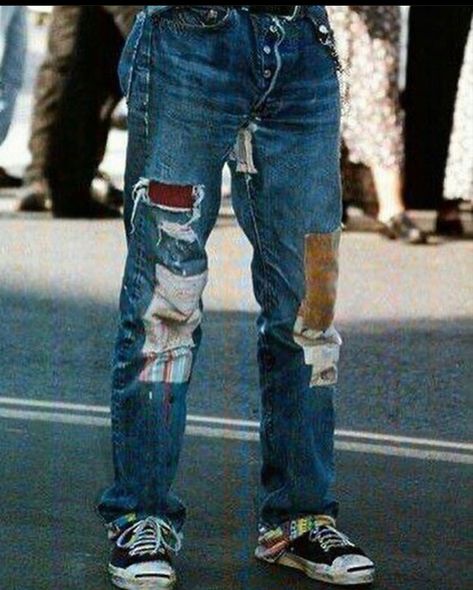 Kurt Cobain Fashion, Kurt Cobain Outfit, 90s Images, Kurt Cobain Style, Patch Pants, Grunge Jeans, Nirvana Kurt Cobain, Grunge Dress, Custom Jeans