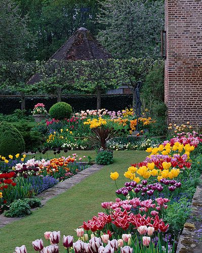 Tulips In Landscape, Colourful Gardens, Bulbs Garden Design, Garden Design Layout Landscaping, Creative Garden Decor, Tulip Field, Manor Garden, Tulip Garden, Beautiful Home Gardens