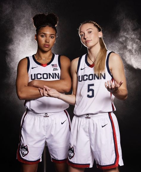 Basketball Duo Poses, College Sports Media Day Poses, Basketball Pictures Poses Two People, Duo Media Day Poses, Duo Basketball Poses, Basketball Media Day Poses Duo, Basketball Pics With Friends, College Media Day Poses, Cute Basketball Pictures With Friends